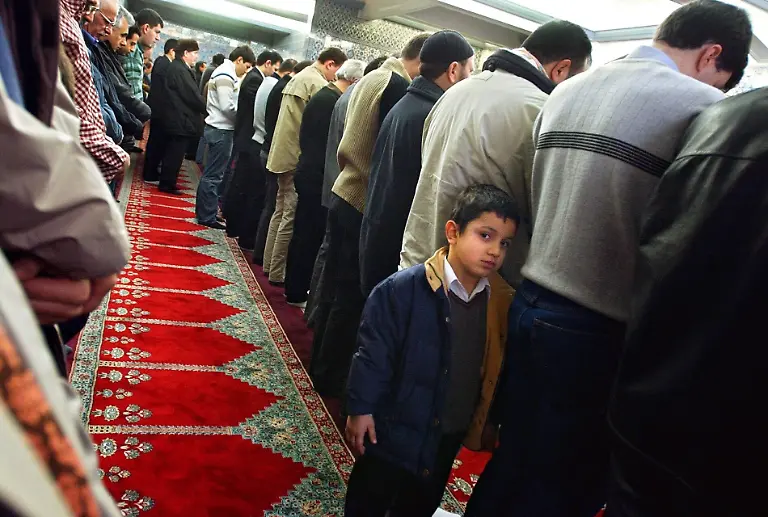 Rund-1200-Moslems-versammeln-sich-am-11-2-2003-in-der-Hamburger-Zentral-Moschee-zum-Gebet-Moslems-in-aller-Welt-haben-das-islamische-Opferfest-Eid-el-Adha-begangen-Wer-es-sich-leisten-kann-schlachtet-an-diesem-Tag-ein-Tier-meist-ein-Schaf-zur-Erinnerung-an-das-auch-in-der-Bibel-erwaehnte-Opfer-Abrahams-Das-Opferfest-ist-der-hoechste-Feiertag-im-Islam-und-wird-zum-Abschluss-der-jaehrlichen-Pilgerfahrt-nach-Mekka-begangen