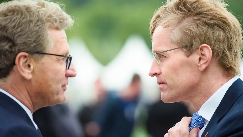 Ex-Wirtschaftsminister-Bernd-Buchholz-FDP-links-kritisiert-den-Umgang-von-Ministerpraesident-Daniel-Guenther-CDU-mit-dem-Fall-Northvolt
