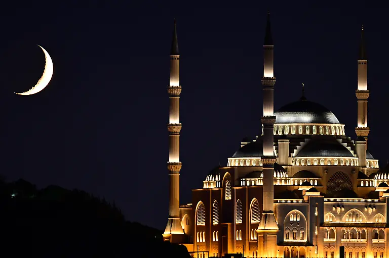 ISTANBUL-TURKIYE-AUGUST-08-A-view-of-the-crescent-moon-behind-Grand-Camlica-Mosque-in-Istanbul-Turkiye-on-August-08-2024