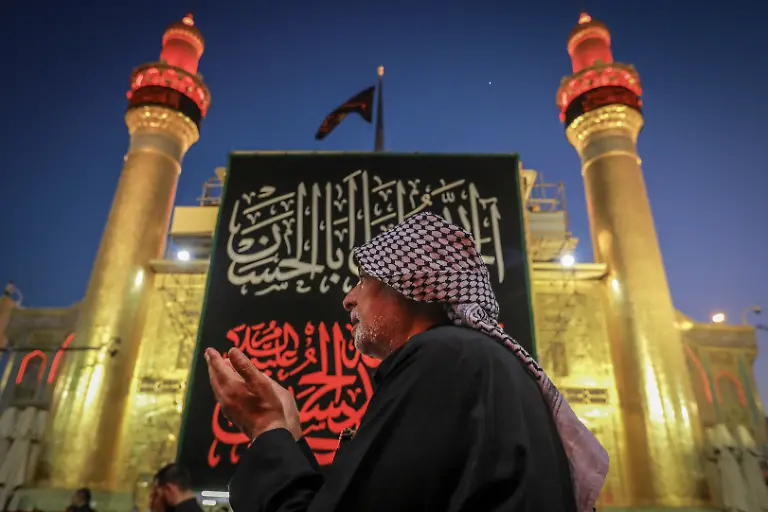 Schiitische-Muslime-fuehren-waehrend-einer-religioesen-Prozession-vor-dem-Aschura-Tag-dem-zehnten-Tag-des-heiligen-Monats-Muharram-Trauerrituale-durch-Aschura-erinnert-an-den-Maertyrertod-von-Imam-Hussein-dem-Enkel-des-islamischen-Propheten-Mohammed-in-der-Schlacht-um-die-irakische-Stadt-Karbala-im-siebten-Jahrhundert