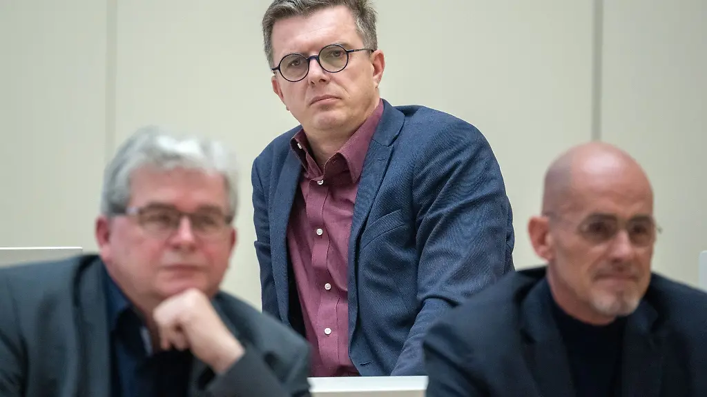 Der-BSW-Landtagsabgeordnete-Andreas-Kutsche-M-dringt-wie-Fraktionschef-Niels-Olaf-Lueders-r-und-der-Parlamentarische-Geschaeftsfuehrer-Falk-Peschel-l-auf-Rettungsdienstfahrten-ohne-Gebuehren