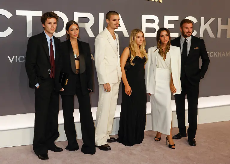 Victoria-Beckham-World-Premiere-at-the-Cineworld-in-Mayfair-London-on-08-10-2025-Cruz-Beckham-Jackie-Apostel-Romeo-Beckham-Harper-Beckham-Victoria-Beckham-and-David-Beckham-attending-the-Victoria-Beckham-World-Premiere-at-the-Cineworld-in-Mayfair-London-United-Kingdom-Credit-Cat-Morley-Avalon-United-Kingdom-London-Mayfair-PUBLICATIONxNOTxINxUKxFRAxUSA-Copyright-xCatxMorleyx-xAvalonx-1044363241