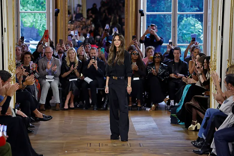Entertainment-Bilder-des-Tages-Victoria-Beckham-Ready-to-wear-spring-Summer-2024-Paris-september-2023-Victoria-Beckham-Ready-to-wear-spring-Summer-2024-Paris-29-September-2023-Credit-Avalon-PUBLICATIONxNOTxINxUKxFRAxUSA-Copyright-xAvalonx-0809571323