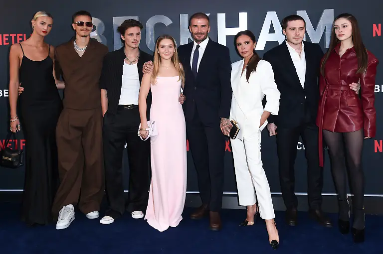 Mia-Regan-Romeo-Beckham-Cruz-Beckham-Harper-Beckham-David-Beckham-Victoria-Beckham-Brooklyn-Peltz-Beckham-und-Nicola-Peltz-Beckham-bei-der-Premiere-der-Netflix-Doku-Serie-Beckham-im-Curzon-Mayfair-London-03-10