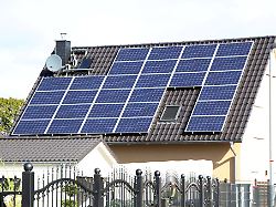 Wer Selbst Erzeugten Solarstrom Speichert Und Spaeter Nutzt Kann Den Netzbezug Reduzieren Und Damit Die Laufenden Stromkosten Spuerbar Senken