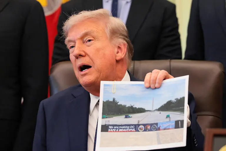 2026-04-23T195505Z_62534929_RC27VKAD7BX3_RTRMADP_3_USA-TRUMP