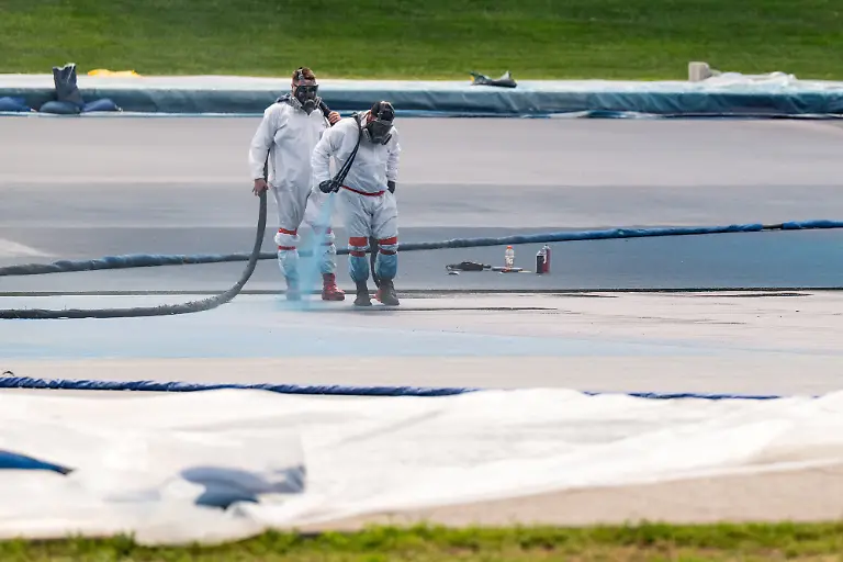 Workers-continue-painting-the-Lincoln-Memorial-Reflecting-Pool-blue-in-Washington-D-C-U-S-May-8-2026