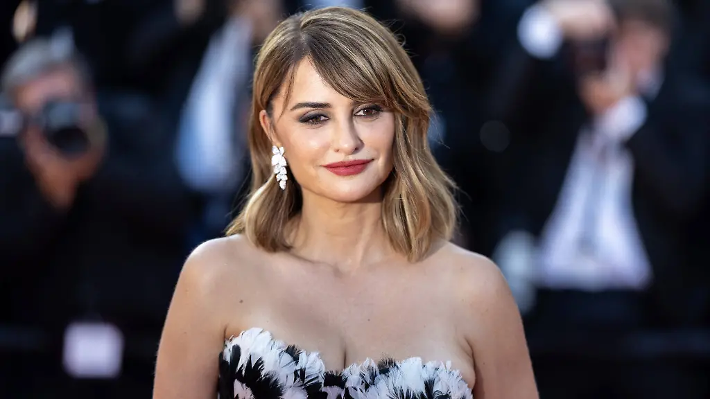 Penelope-Cruz-Red-Carpet-Closing-during-the-79th-International-Cannes-Film-Festival-at-Palais-des-Festivals-Cannes-FRANCE-23-05-2026-SYSPEO-sysB007-Credit-Syspeo-SIPA-2605241544