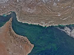 Bild: Drohnenboot oder Mine?: Explosion an Tanker im Golf von Oman unweit von Maskat