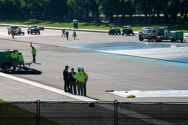 May-1-2026-Washington-Dc-United-States-US-Park-Police-officers-speak-to-contractors-repairing-the-Lincoln-Memorial-Reflecting-Pool-after-graffiti-was-discovered-painted-in-the-pool-on-May-1-2026-in-Washington-D-C-Local-media-reports-say-the-grafitti-spelled-out-A-a-A86-47A-a-A-in-reference-to-the-A-a-AthreatA-a-A-that-former-FBI-Director-James-Comey-was-indicted-for-this-week