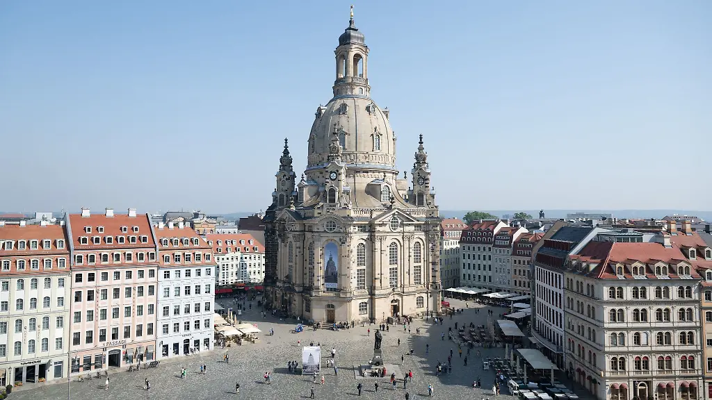 Die-Polizei-ermittelt-nach-der-Fahrt-am-Dresdener-Neumarkt-wegen-Gefaehrdung-des-Strassenverkehrs