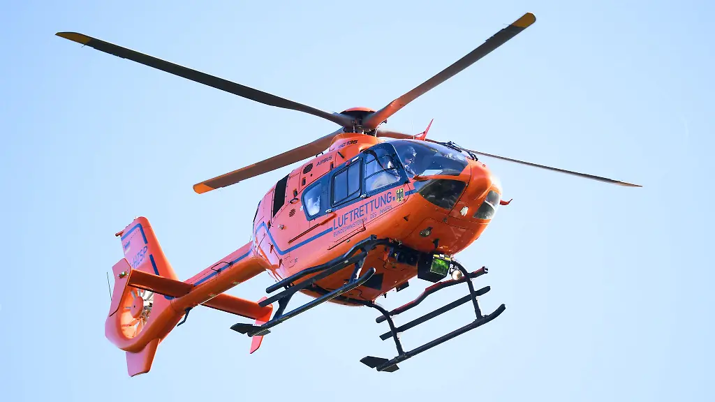 Ein-Rettungshubschrauber-flog-ein-lebensgefaehrlich-verletztes-zweijaehriges-Maedchen-in-eine-Klinik