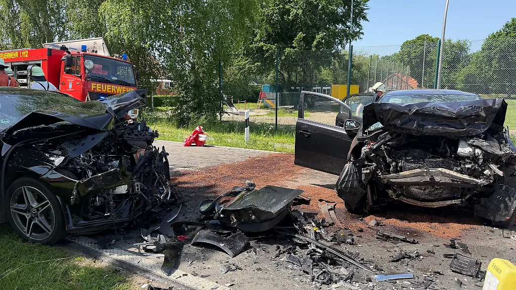Bei-einem-Frontalzusammenstoss-im-Emsland-stirbt-ein-Fahrer