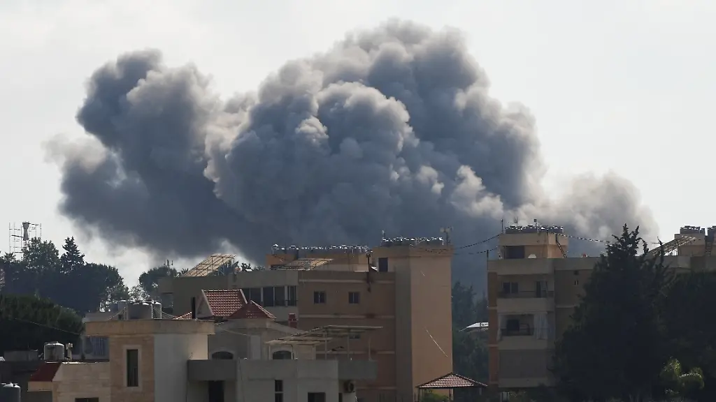 Smoke-billows-following-an-Israeli-strike-in-Kfar-Joz-Lebanon-May-26-2026