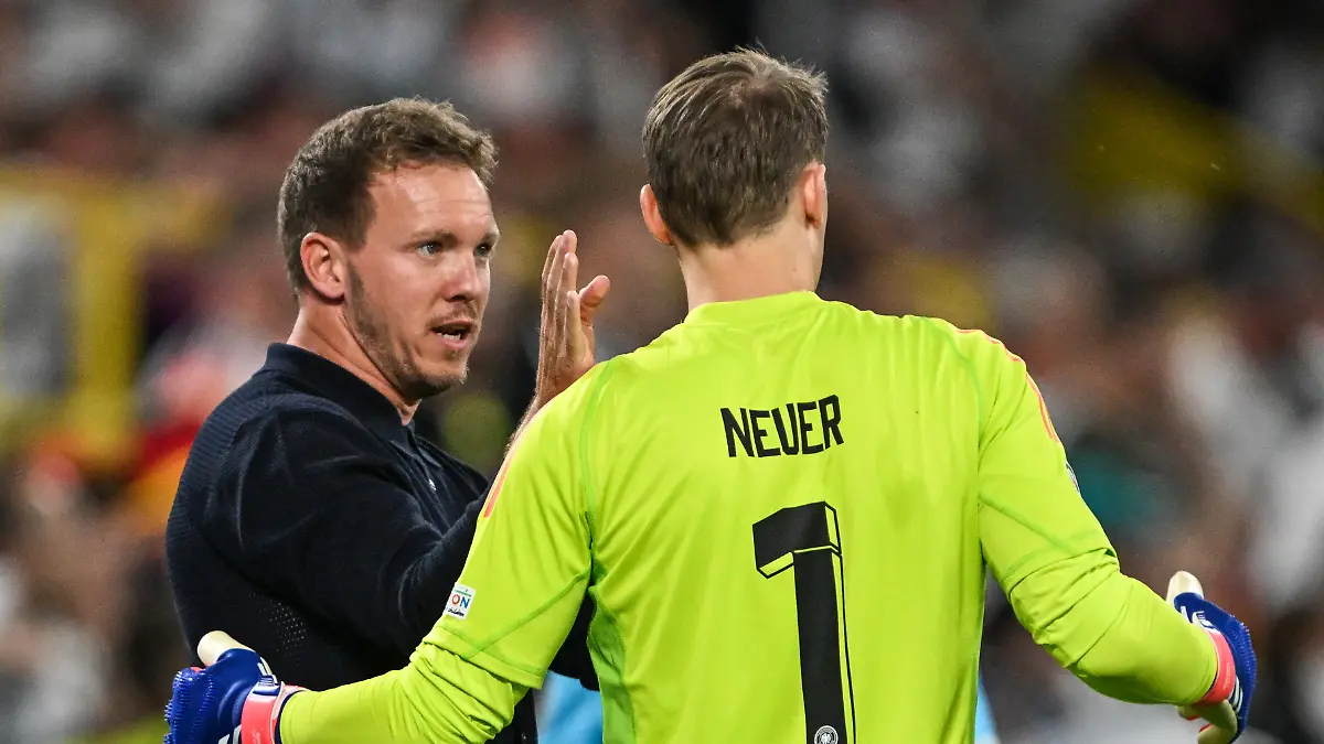 Fussball-EM-Deutschland-Daenemark-Finalrunde-Achtelfinale-Bundestrainer-Julian-Nagelsmann-spricht-mit-Deutschlands-Torhueter-Manuel-Neuer-an-der-Seitenlinie