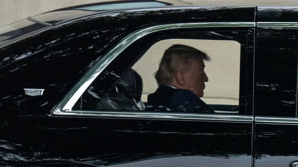Donald-Trump-Praesident-der-USA-verlaesst-das-Walter-Reed-National-Military-Medical-Center-Nach-Angaben-des-Weissen-Hauses-besucht-der-US-Praesident-das-Militaerkrankenhaus-Walter-Reed-nahe-der-Hauptstadt-Washington-um-seinen-jaehrlichen-Routine-Gesundheits-Check-zu-absolvieren