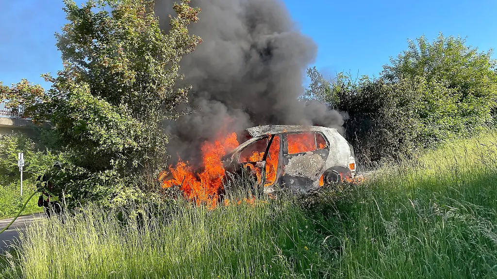 Der-Wagen-geriet-nach-dem-Unfall-in-Brand-der-Fahrer-wurde-schwer-verletzt