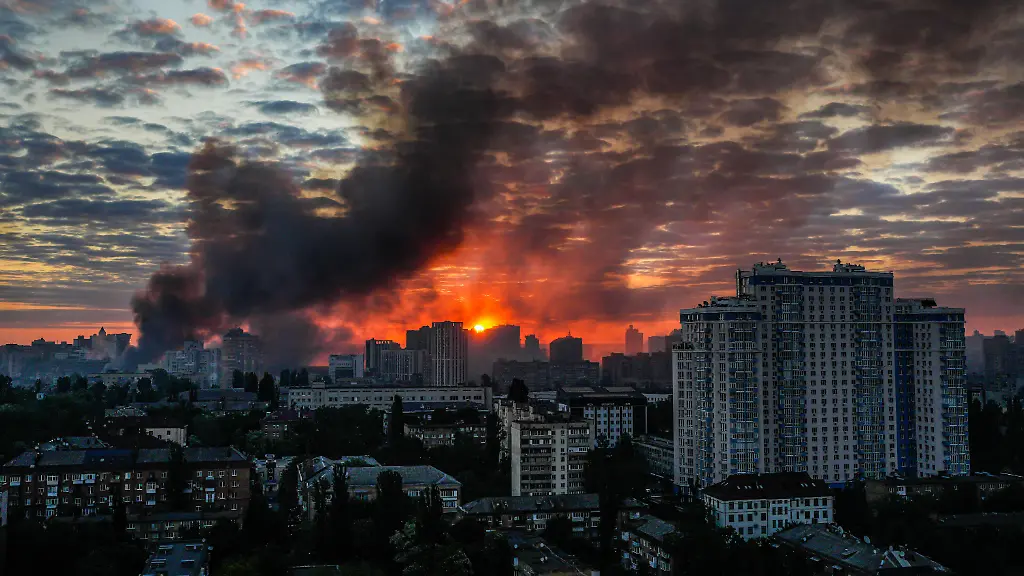 Nach-einem-massiven-russischen-Luftangriff-steigt-bei-Sonnenaufgang-Rauch-ueber-der-Stadt-auf