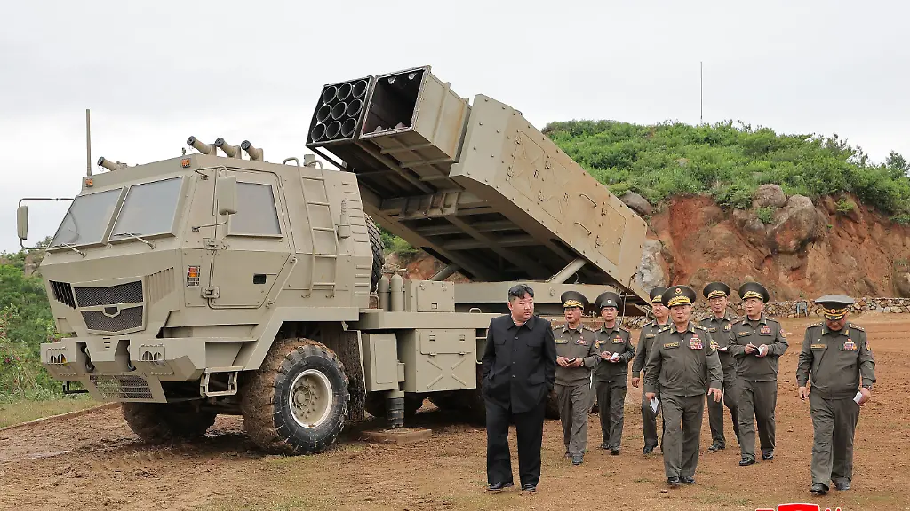 HANDOUT-26-05-2026-Nordkorea-Die-von-der-staatlichen-nordkoreanischen-Nachrichtenagentur-KCNA-am-27-05-2026-zur-Verfuegung-gestellte-Aufnahme-zeigt-nach-Angaben-von-KCNA-den-Machthaber-von-Nordkorea-Kim-Jong-Un-waehrend-eines-Raketentests-Unabhaengige-Journalisten-hatten-keinen-Zugang-zu-dem-Ereignis-das-auf-diesem-von-der-nordkoreanischen-Regierung-verbreiteten-Bild-zu-sehen-ist-Der-Inhalt-dieses-Bildes-ist-so-wie-er-zur-Verfuegung-gestellt-wurde-und-kann-nicht-unabhaengig-ueberprueft-werden-Das-Wasserzeichen-in-koreanischer-Sprache-auf-dem-Bild-lautet-wie-von-der-Quelle-angegeben-KCNA-ist-die-Abkuerzung-fuer-Korean-Central-News-Agency