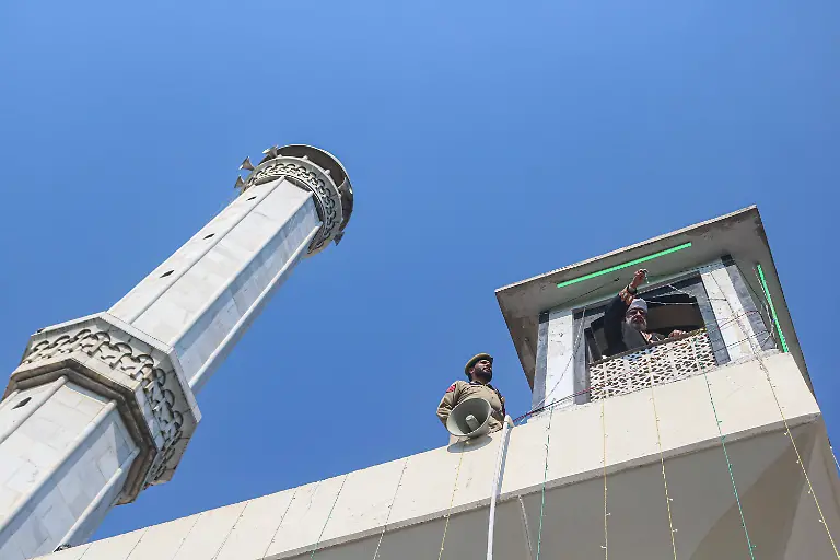 Friday-Following-Of-Eid-E-Milad-un-Nabi-In-Kashmir-A-Kashmiri-priest-displays-a-relic-believed-to-be-a-hair-from-the-beard-of-Islam-s-Prophet-Muhammad-on-the-last-Friday-of-the-Eid-e-Milad-un-Nabi-also-known-as-Mawlid-which-marks-the-Prophet-s-birth-anniversary-at-the-Hazratbal-Shrine-in-Srinagar-Jammu-and-Kashmir-on-September-12-2025-SRINAGAR-Jammu-And-Kashmir-India-PUBLICATIONxNOTxINxFRA-Copyright-xFirdousxNazirx-originalFilename-nazir-notitle250912-npu77