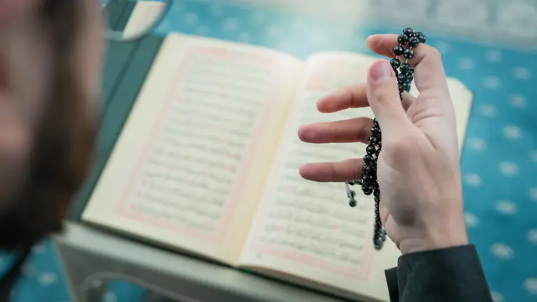 Tuerkiye-Gaziantep-March-05-2026-Muslims-elders-and-children-flock-to-mosques-during-the-days-of-the-month-of-Ramadan-to-worship-their-Lord-read-the-Quran-and-perform-the-Taraweeh-prayer-in-Gaziantep-Tuerkiye-March-5-2026