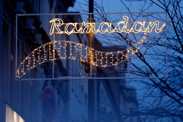Festliche-Strassenbeleuchung-zum-Ramadan-haengt-ueber-der-Venloer-Strasse-in-Koeln-Ehrenfeld-Der-Verein-The-Ramadan-Project-hat-die-Lichter-erstmals-in-Koeln-in-einem-Teil-der-Venloer-Strasse-im-Stadtteil-Ehrenfeld-bestehend-aus-Halbmonden-und-guten-Wuenschen-zum-Ramadan-realisiert-Themenbild-Symbolbild-Koeln-11-03