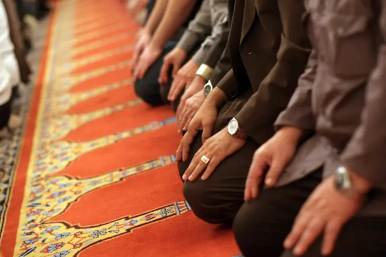 Glaeubige-Moslems-beten-am-Mittwoch-01-09-2010-zusammen-im-Gebetsraum-der-Sueleymaniye-Moschee-in-Wiesbaden