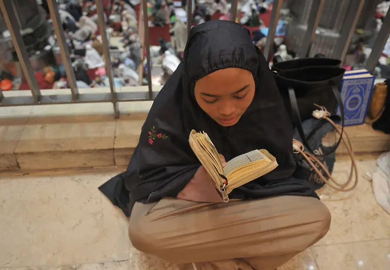 Itikaf-in-the-last-10-days-of-Ramadan-JAKARTA-INDONESIA-APRIL-14-Muslims-fill-the-mosque-praying-while-carrying-out-the-early-morning-itikaf-at-the-Istiqlal-Mosque-Jakarta-Indonesia-on-April-14-2023-The-last-10-days-of-Ramadan-1444-Hijriah-the-Istiqlal-Mosque-is-open-24-hours-for-Muslims-to-carry-out-itikaf-or-stay-silent-in-the-mosque-with-the-intention-of-getting-closer-to-Allah-by-means-of-reading-the-Holy-Quran-more-dhikr-remembering-self-deficiencies-praying-sunnah-and-praying-until-the-end-Ramadan-to-get-the-night-of-Lailat-al-Qadr-is-the-night-of-the-revelation-of-the-Holy-Qur-an-which-is-believed-to-occur-on-one-of-the-odd-nights-in-the-last-10-days-of-Ramadan-Indonesia-World-Editorial-use-only