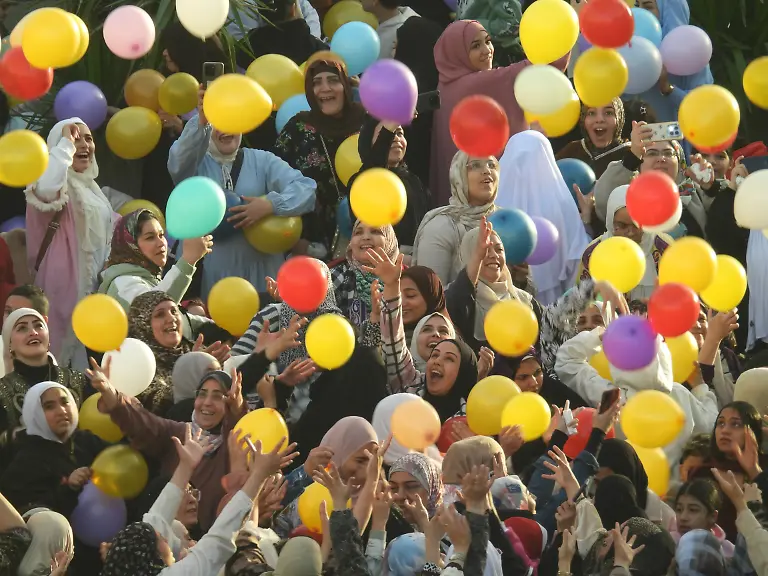 260320-CAIRO-March-20-2026-Xinhua-People-celebrate-the-Eid-al-Fitr-in-Cairo-Egypt-March-20-2026