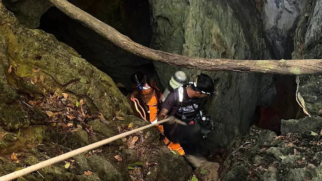 Auf-diesem-von-Metta-Tham-Rescue-Kalasin-veroeffentlichten-Bild-versuchen-Retter-Menschen-zu-erreichen-die-in-einer-Hoehle-in-der-Provinz-Xaisomboun-eingeschlossen-sind