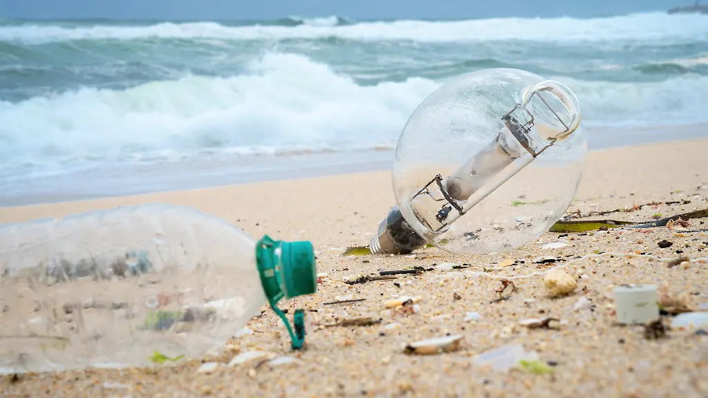 Suedkorea-Angspuelte-Plastikflasche-und-Gluehbirne-am-Strand-der-koreanischen-Kuestenstadt-Gangneung-Aufnahmedatum-06-Oktober-2022