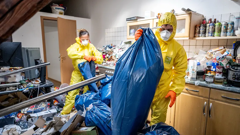 PRODUKTION-19-05-2026-Thueringen-Ilmenau-Bozena-Mazurkiewicz-l-und-Kevin-Lotze-r-in-Schutzanzuegen-und-mit-FFP3-Masken-ausgeruestet-bei-der-Reinigung-der-Wohnung-Sie-reinigt-mit-ihrem-Team-eine-Wohnung-im-Thueringer-Wald-am-19-Mai-2026-In-der-Wohnung-wurde-die-verstorbene-Bewohnerin-aufgefunden-Die-Firma-Tatortreinigung-Lotze-fuehrt-die-Reinigung-von-Tatorten-Unfallorten-sowie-stark-kontaminierten-Raeumlichkeiten-durch