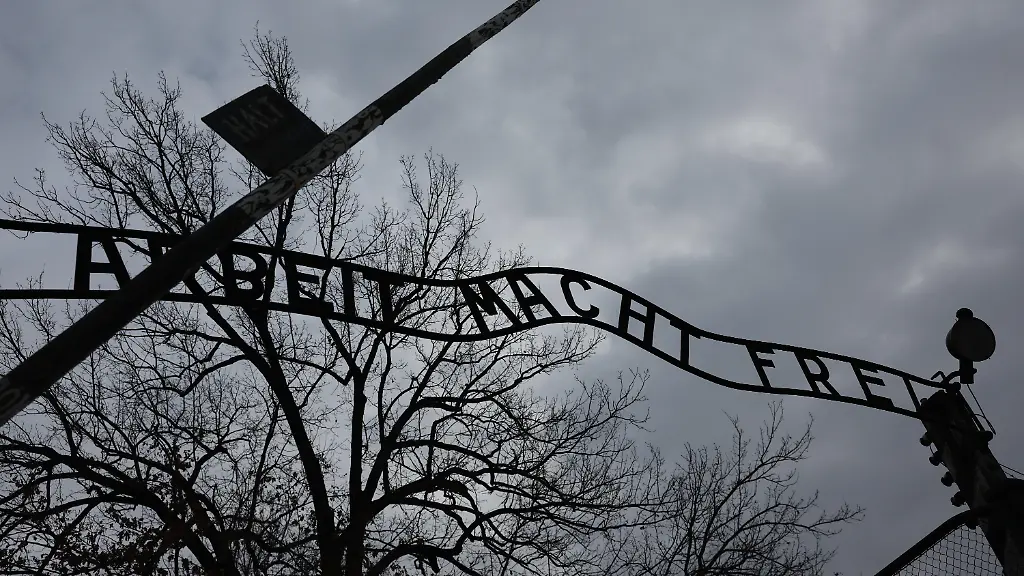 ACHTUNG-SCHRIFTZUG-NICHT-In-AUSCHWITZ-BIRKENAU-SONDERN-IN-AUSCHWITZ-I-STAMMLAGER-A-view-of-the-Arbeit-Macht-Frei-sign-at-the-former-Nazi-German-concentration-camp-Auschwitz-Brikenau-in-Oswiecim-Poland-on-January-22-2026