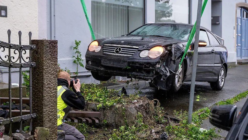 Vor-dem-Landgericht-Passau-ist-ein-Mann-zu-acht-Jahren-Haft-verurteilt-worden-weil-er-mit-seinem-Auto-seine-Ex-Partnerin-seine-Tochter-und-eine-Freundin-seiner-Ex-Partnerin-angefahren-hat