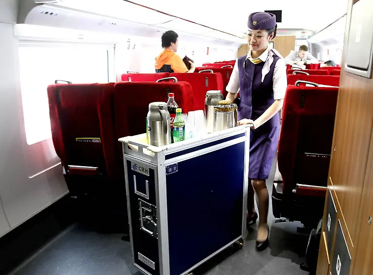 Bildnummer-55463540-Datum-16-06-2011-Copyright-imago-Xinhua-110616-SHANGHAI-June-16-2011-Xinhua-An-attendant-serves-the-passengers-with-a-cart-full-of-drinks-on-the-CRH380A-train-runing-on-the-high-speed-railway-connecting-Beijing-to-Shanghai-during-its-trial-run-June-16-2011-The-high-speed-railway-service-connecting-Beijing-the-capital-of-China-to-Shanghai-the-east-China-s-municipality-will-officially-begin-at-the-end-of-June
