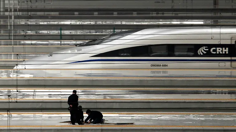 Bildnummer-54716568-Datum-20-10-2010-Copyright-imago-Xinhua-BEIJING-Xinhua-Photo-taken-on-Oct-20-2010-shows-a-train-CRH380A-running-out-from-the-Hongqiao-railway-station-a-terminal-of-the-Shanghai-Hangzhou-High-Speed-Railway-in-Shanghai-east-China-The-202km-long-Shanghai-Hangzhou-High-Speed-Railway-with-the-designed-highest-speed-of-350km-per-hour-was-put-into-service-at-the-end-of-October-in-2010-China-operated-a-high-speed-railway-network-with-a-combined-length-of-7-531-kilometers-the-world-s-longest-said-Chinese-Railways-Minister-LiuxZhijun-Tuesday-while-addressing-the-seventh-World-Congress-on-High-Speed-Rail-held-in-Beijing-December-7-2010-Liu-said-China-s-high-speed-railways-have-been-operating-well-with-reliable-equipment-and-a-good-safety-record-China-s-high-speed-rail-network-has-been-developing-quickly-in-recent-years-A-CRH380A-train-on-last-Friday-set-an-operating-speed-record-of-486-1-km-per-hour-on-a-test-run-on-the-Beijing-Shanghai-high-speed-railway-China-plans-to-build-13-000-km-8-078-miles-of-high-speed-railway-by-2012