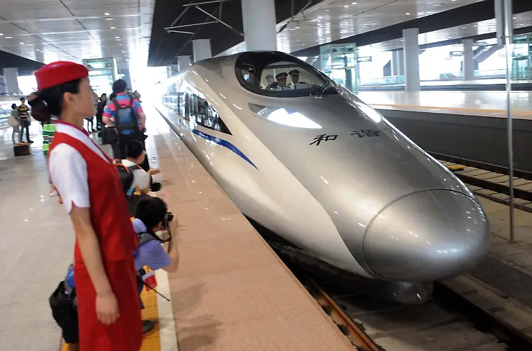 Bildnummer-55560194-Datum-30-06-2011-Copyright-imago-Xinhua-110630-NANJING-June-30-2011-Xinhua-The-first-train-departing-from-Shanghai-on-the-Beijing-Shanghai-High-speed-Railway-arrives-at-Nanjing-South-Railway-Station-in-Nanjing-capital-of-east-China-s-Jiangsu-Province-June-30-2011-The-1-318-kilometer-Beijing-Shanghai-High-speed-Railway-opened-to-traffic-on-Thursday-cutting-the-single-way-time-between-the-two-cities-to-under-five-hours