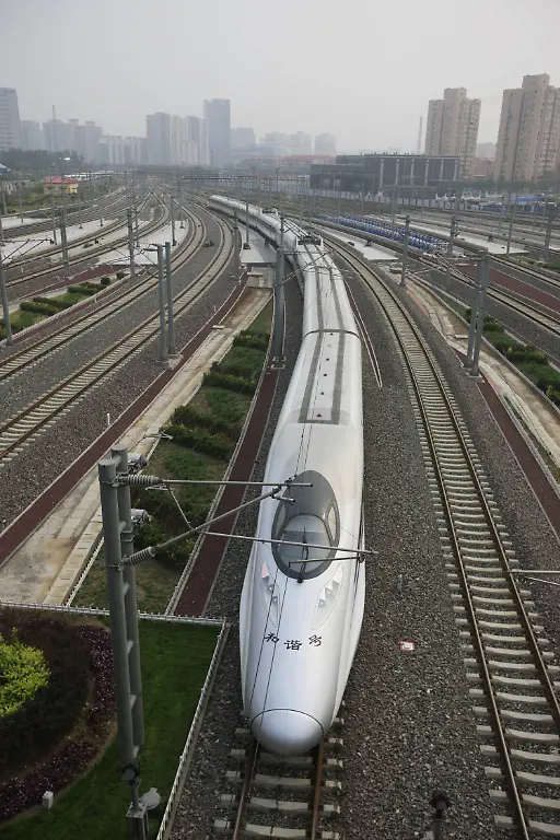 Bildnummer-55560189-Datum-30-06-2011-Copyright-imago-Xinhua-110630-BEIJING-June-30-2011-Xinhua-The-first-commercial-bullet-train-on-the-Beijing-Shanghai-High-speed-Railway-departs-the-Beijing-South-Railway-Station-in-Beijing-capital-of-China-June-30-2011-The-1-318-kilometer-Beijing-Shanghai-High-speed-Railway-opened-to-traffic-on-Thursday-cutting-the-single-way-time-between-the-two-cities-to-under-five-hours