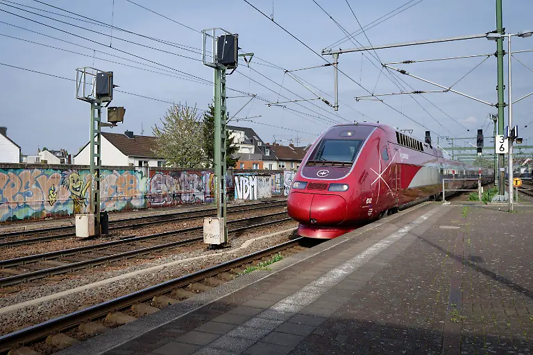 Ein-weinroter-Eurostar-ehemals-Thalys-bei-der-Durchfahrt-in-Knln-Ehrenfeld-Richtung-Aachen