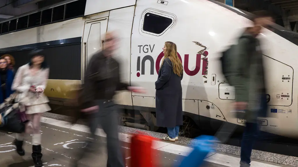 France-Paris-2026-02-27-At-Montparnasse-station-passengers-are-waiting-to-board-their-train-The-French-rail-network-is-shaped-like-a-spider-s-web-with-Paris-at-its-centre-and-numerous-stations-Many-passengers-use-the-train-as-a-means-of-transport-Photography-by-Eric-Broncard-Hans-Lucas-France-Paris-2026-02-27-A-la-gare-Montparnasse-des-voyageurs-vont-prendre-leur-train-Le-reseau-ferroviaire-francais-est-forme-en-toile-d-araignee-dont-le-centre-est-Paris-qui-dispose-de-nombreuses-gares-De-nombreux-voyageurs-prennent-le-train-comme-moyen-de-deplacement