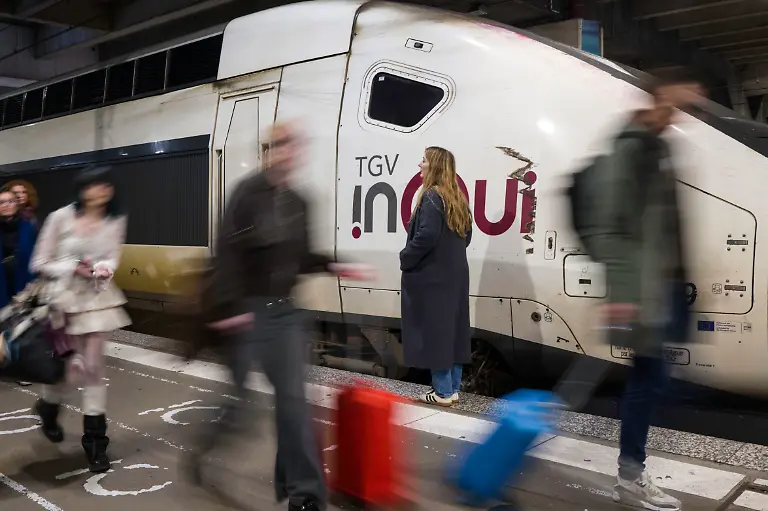 France-Paris-2026-02-27-At-Montparnasse-station-passengers-are-waiting-to-board-their-train-The-French-rail-network-is-shaped-like-a-spider-s-web-with-Paris-at-its-centre-and-numerous-stations-Many-passengers-use-the-train-as-a-means-of-transport-Photography-by-Eric-Broncard-Hans-Lucas-France-Paris-2026-02-27-A-la-gare-Montparnasse-des-voyageurs-vont-prendre-leur-train-Le-reseau-ferroviaire-francais-est-forme-en-toile-d-araignee-dont-le-centre-est-Paris-qui-dispose-de-nombreuses-gares-De-nombreux-voyageurs-prennent-le-train-comme-moyen-de-deplacement