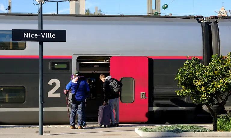 NICE-FRANCE-JANUARY-4-Passengers-wave-goodbye-in-front-of-a-TGV-inOui-at-the-platforms-in-the-Nice-Ville-station-on-Sunday-January-4-2026-in-Nice-France-Nice-enjoys-a-mild-Mediterranean-winter-typically-915-C-with-fewer-tourists-letting-you-explore-the-Old-Town-markets-and-seaside-promenade-at-a-relaxed-pace