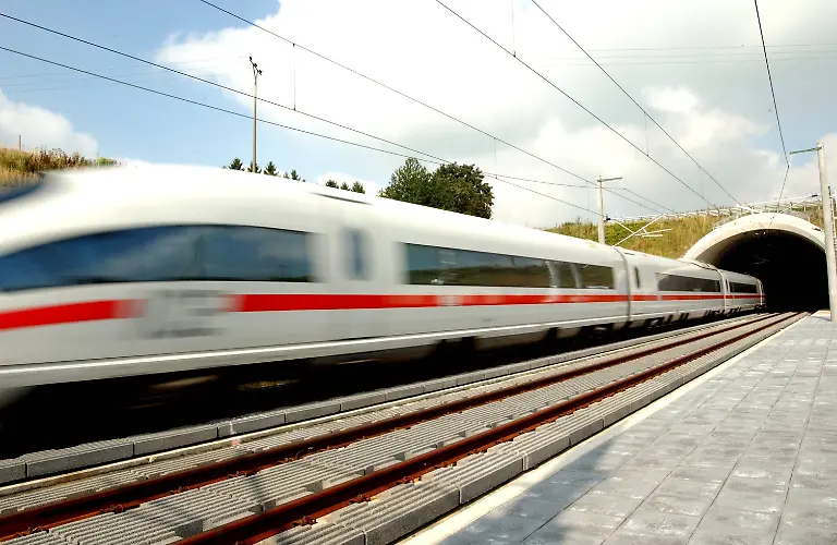 Ein-ICE-3-der-Deutsche-Bahn-AG-bei-einer-Fahrt-auf-der-neuen-Hochgeschwindigkeitsstrecke-Koeln-Frankfurt-der-aus-einem-Tunnel-kommt