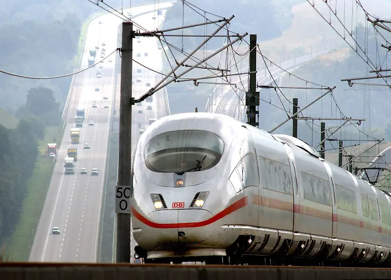 Ein-ICE-3-der-Deutsche-Bahn-AG-bei-einer-Fahrt-auf-der-neuen-Hochgeschwindigkeitsstrecke-Koeln-Frankfurt-im-Hintergrund-die-Autobahn-A-3