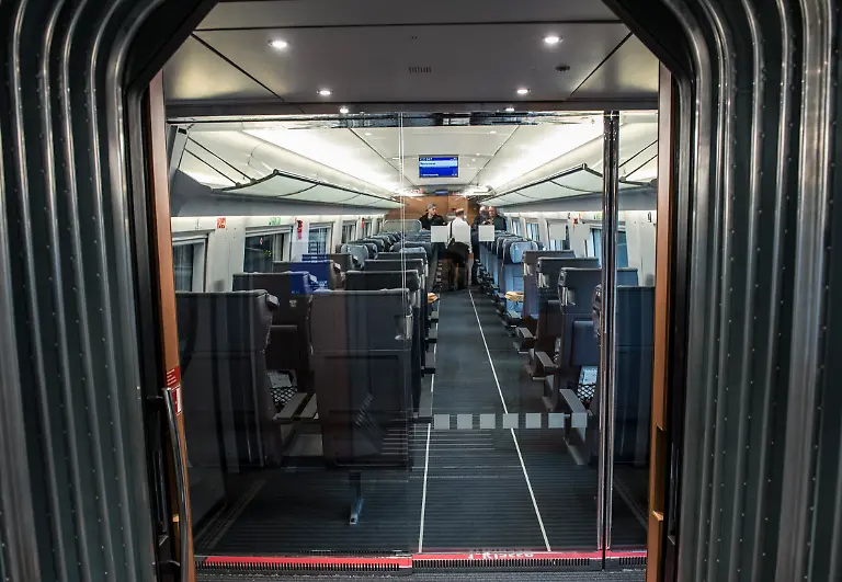 Hell-erleuchtet-ist-am-07-03-2017-in-Berlin-bei-einem-Pressetermin-der-Deutschen-Bahn-DB-ein-Abteil-im-ersten-modernisierten-ICE-3-hochgeschwindigkeitszug