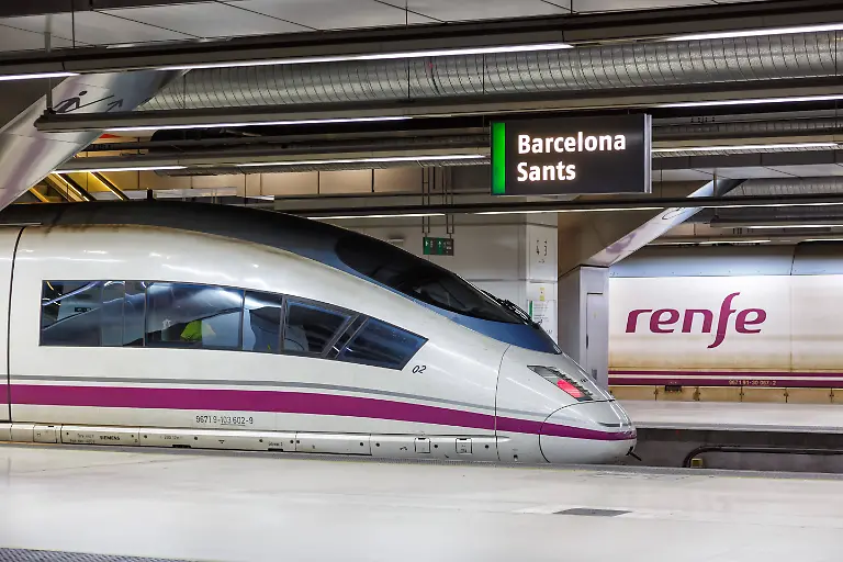 AVE-Siemens-Velaro-Hochgeschwindigkeitszug-der-RENFE-im-Bahnhof-Barcelona-Sants-in-Spanien-Barcelona-Spanien-19-Februar-2022-AVE-Siemens-Velaro-Hochgeschwindigkeitszug-der-RENFE-im-Bahnhof-Barcelona-Sants-Spanien