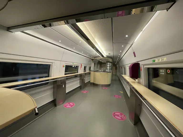 202112_Interior_of_the_Cafeteria_Car_of_Renfe_S-103---CC BY-SA MNXANL