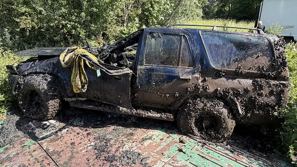 Das-Auto-war-2006-als-gestohlen-gemeldet-worden-und-nach-gut-zwei-Jahrzehnten-von-Helfern-des-Technischen-Hilfswerks-bei-einer-Sonaruebung-gefunden-worden
