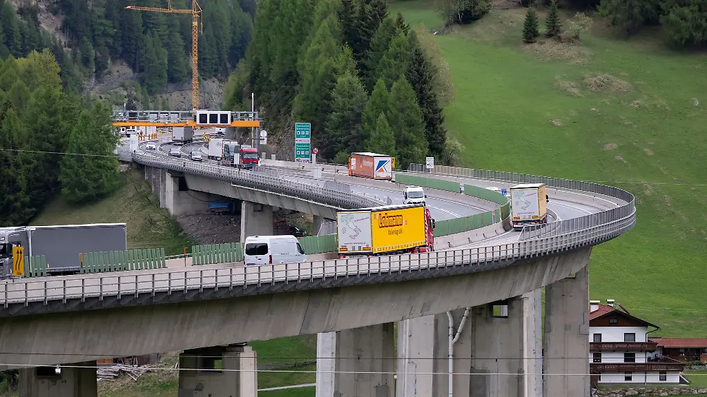 Immer-mehr-Autos-und-Lastwagen-auf-der-Brennerautobahn-sorgen-seit-Jahren-fuer-Streit-zwischen-Bayern-Oesterreich-und-Italien
