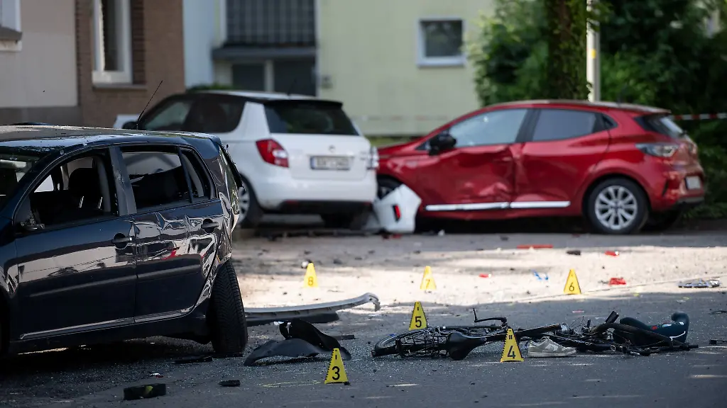 Ein-Fahrrad-und-ein-verlorener-Schuh-liegen-auf-der-Fahrbahn-eine-Frau-hat-mit-ihrem-Auto-drei-Kinder-angefahren